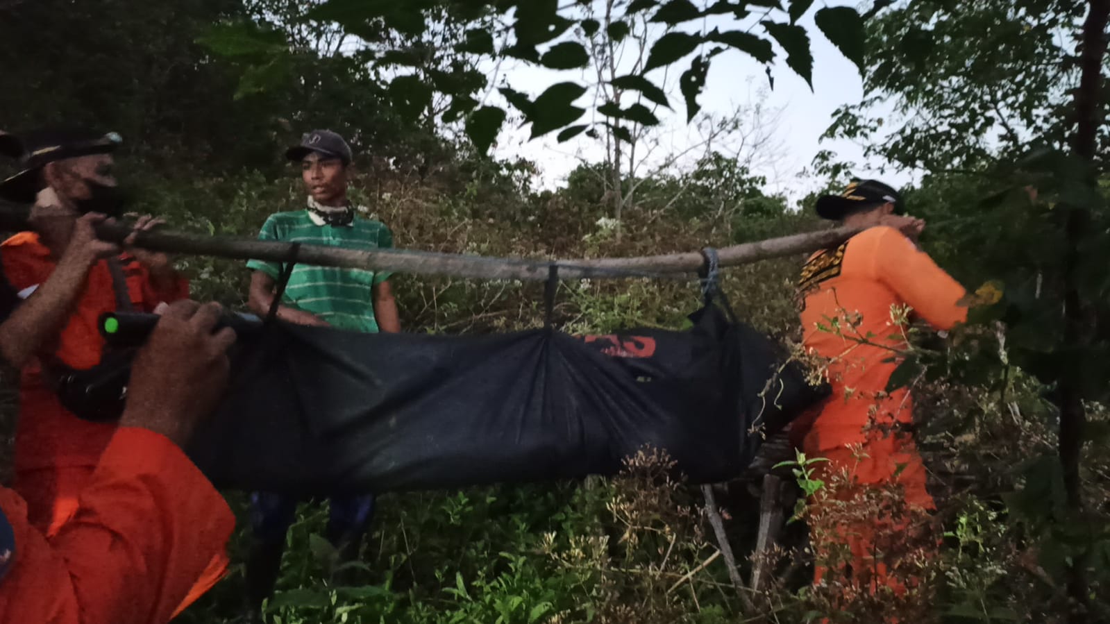 EVAKUASI: Tim Gabungan melakukan evakuasi korban tenggelam warga Pelangan di Gua Nebing Nyiur Gading, Kawasan Pantai Mekaki, Dusun Pelangan Timur, Desa Pelangan, Kecamatan Sekotong, Selasa (24/8/2021).