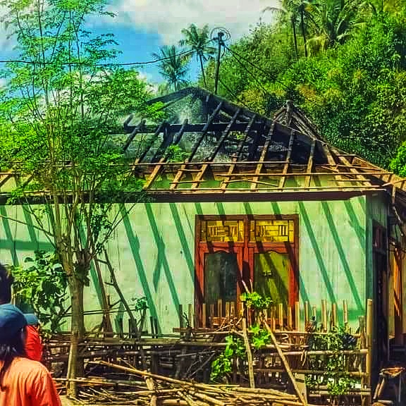 TERBAKAR: Salah satu rumah warga yang terbakar di Desa Cendi Manik, Kecamatan Sekotong, Senin (16/8/2021).