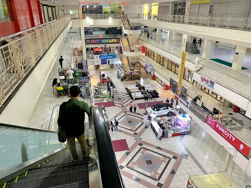 SEPI: Seorang pengunjung turun dari eskalator Mataram Mall yang tampak sepi, sebelum pemberlakuan PPKM Darurat di Mataram, Juni lalu.