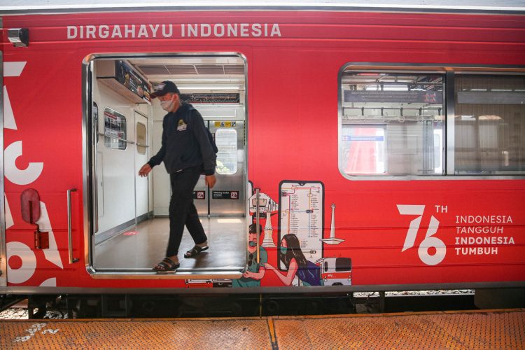 Gerbong KRL Khusus Peringati HUT ke 76 RI (DOK. MIFTAHULHAYAT/JAWA POS)