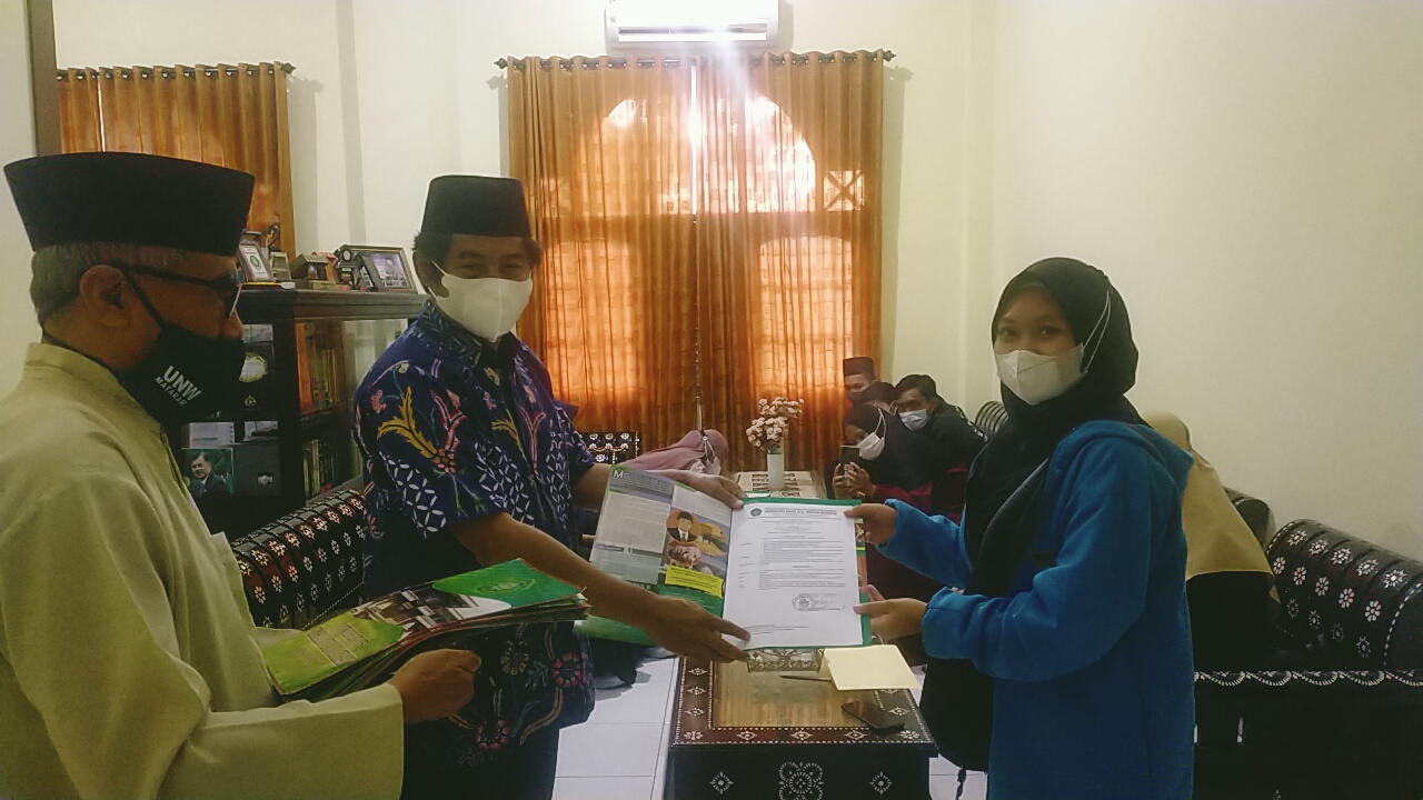 BERI BEASISWA: Rektor UNW HL Abdul Muhyi Abidin (baju batik) menyerahkan beasiswa pada salah satu mahasiswa penghafal Alquran, (1/8)