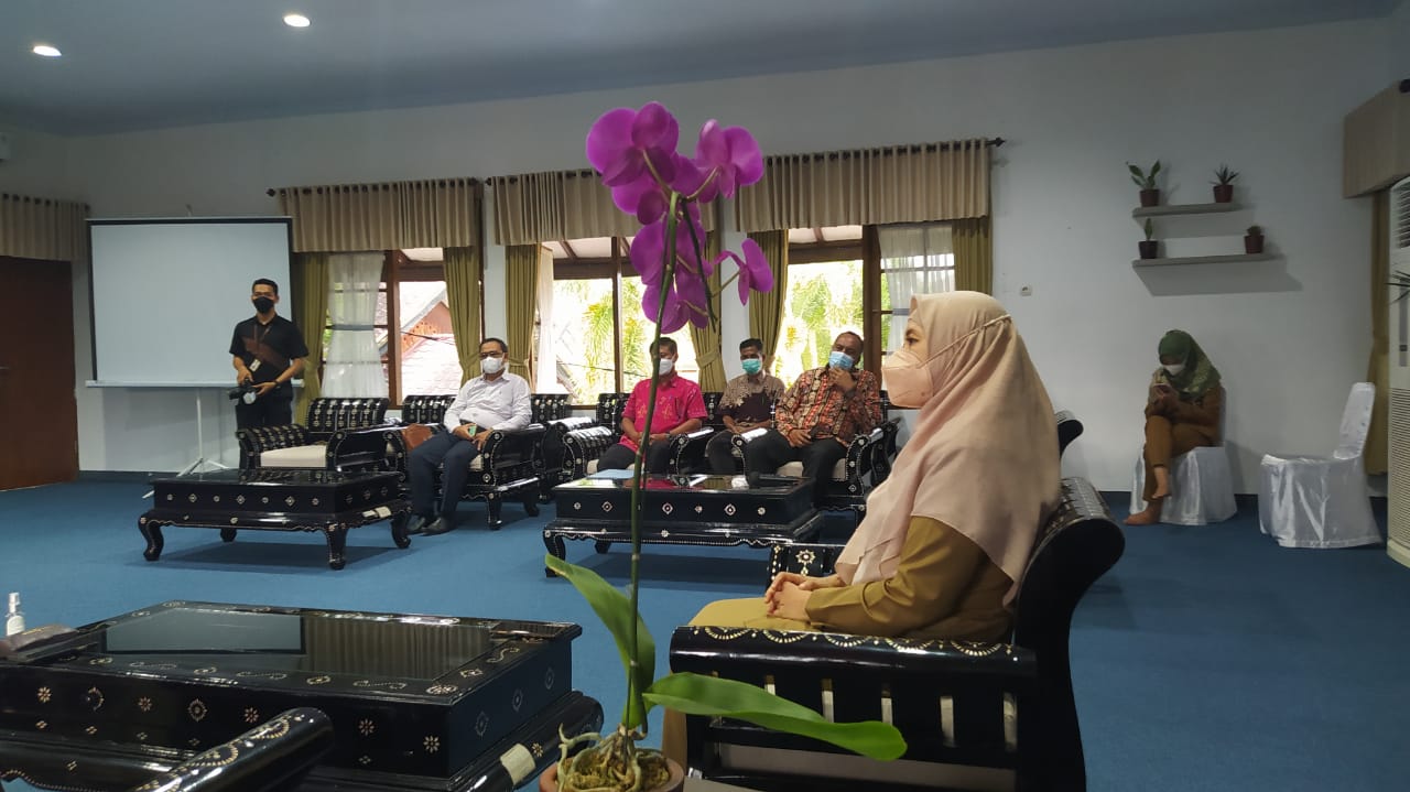SIAP KAWAL: Wakil Gubernur NTB Hj Sitti Rohmi Djalilah menyambut kunjungan kerja  anggota DPD RI Evi Apita Maya di pendopo wagub, Kamis (12/8/2021). (Dinas Kominfotik NTB for Lombok Post)