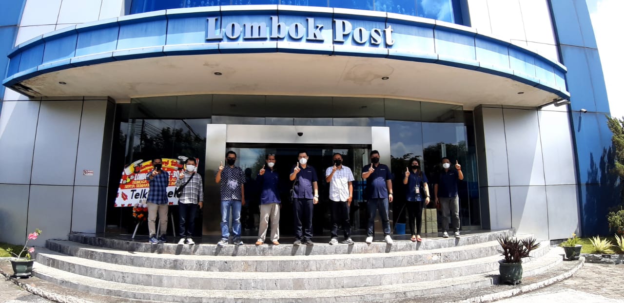Foto bersama :Manajemen Lombok Post dan Manajemen Astra Motor NTB saat berkunjung ke kentor Lombok Post