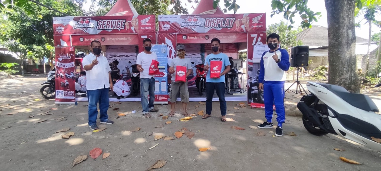 SALAH SATU HATI: Peserta safety riding menunjukkan bingkisan yang diperoleh dari Astra Motor NTB, Selasa (24/8).