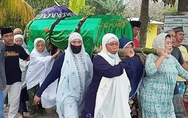 VIRAL DI MEDIA SOSIAL: Sejumlah ibu rumah tangga warga Lingkungan Taman Kapitan Kelurahan Taman Sari saat mengangkat jenazah warga Kamis (12/8) pekan lalu. (IST/LOMBOK POST)