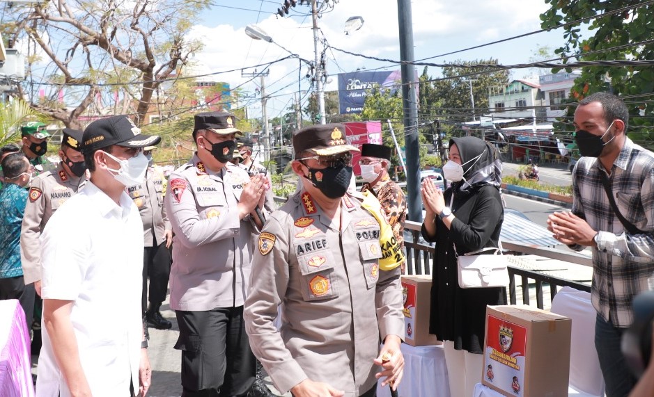 SAMBANGI PASIEN ISOLASI: Kabaharkam Polri Komjen Pol Arief Sulistyanto (tengah) didampingi Wali Kota Mataram saat berkunjung ke Hotel Nutana untuk meninjau pasien Covid-19 yang isolasi terpusat, kemarin (26/8).( DOK RSUD KOTA MATARAM)