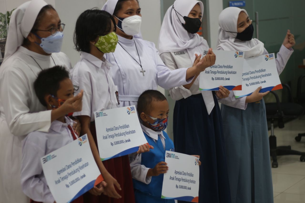 Dalam rangka memeriahkan Hari Kemerdekaan Republik Indonesia (RI) yang ke-76, PT Bank Rakyat Indonesia (Persero) Tbk atau BRI melakukan beragam program yang mengusung semangat bangkit di tengah pandemi dengan berbagi.