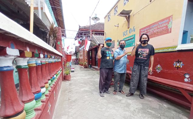 PATUT DITIRU: Kepala Lingkungan Gomong Lama, Kelurahan Gomong Halidiyanto (tengah) bersama Ketua RT 4 Lalu Hasni (kanan) dan salah satu warga menunjukkan gang yang selalu dijaga kebersihannya, Sabtu (14/8). (TONI/LOMBOK POST)