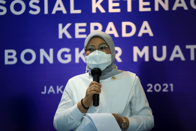 Menaker Ida Fauziyah telah menginstruksikan Pengawas Ketenagakerjaan untuk terus berkoordinasi dengan Satgas Penanganan Covid-19. Tujuannya untuk menjaga iklim ketenagakerjaan yang kondusif selama pandemi Covid-19, khususnya di masa PPKM. (Dery Ridwansah/