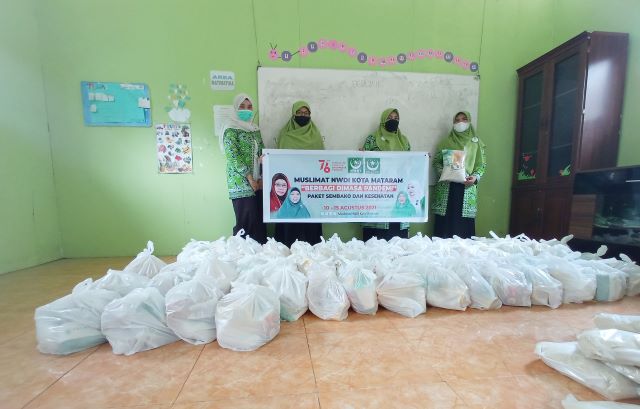 PEDULI SESAMA: Ketua Muslimat NWDI Kota Mataram Husnul Laila bersama anggota lainnya siap membagikan paket sembako kepada warga terdampak PPKM, kemarin (9/8) (TONI/LOMBOK POST)