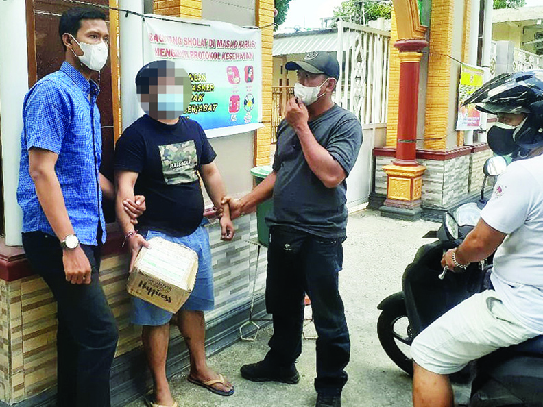 DIBEKUK: Terduga pemesan sabu dari Malaysia berinisial IGPD (dua dari kiri) ditangkap tim Ditresnarkoba Polda NTB usai menerima paket berisi sabu di BTN Sweta, Mataram, Senin (23/8). (Harli/Lombok Post)