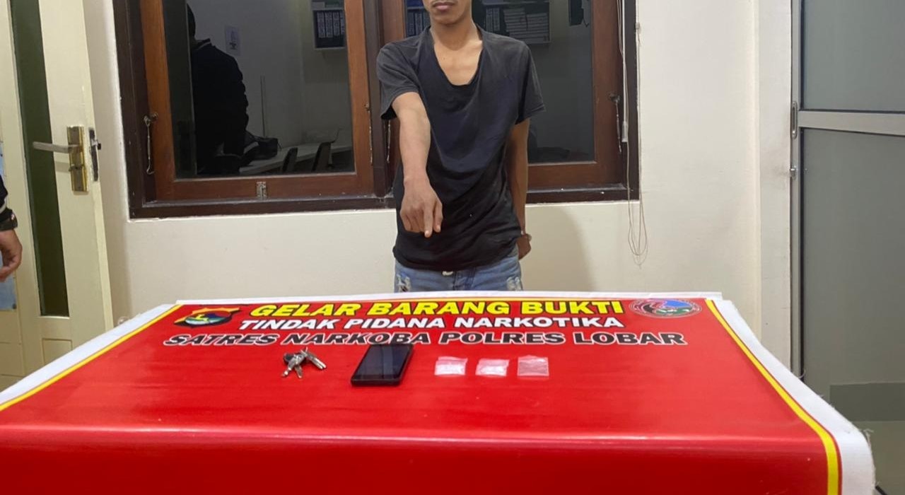 BARANG BUKTI: Terduga IR menunjukkan barang bukti yang ditemukan Tim Satresnarkoba Polres Lobar di Desa Perempuan, Kecamatan Labuapi, beberapa hari lalu.( Satresnarkoba Polres Lobar For Lombok Post)