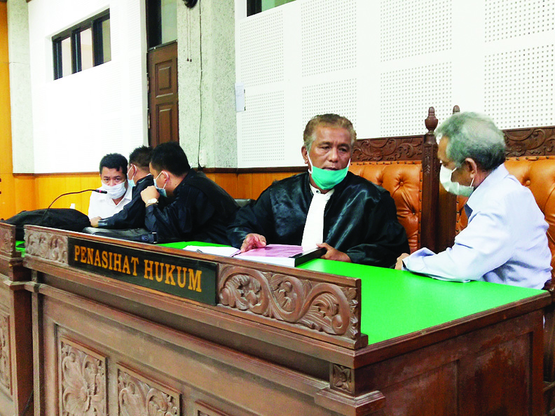 LEPAS DEMI HUKUM: Terdakwa korupsi pembangunan Pasar Sambelia, Lotim, L Muliadi (kanan) dan H Husnan (paling kiri) berkoordinasi dengan penasihat hukumnya saat menjalani sidang di PN Tipikor Mataram, beberapa waktu lalu. (Dok/Lombok Post)