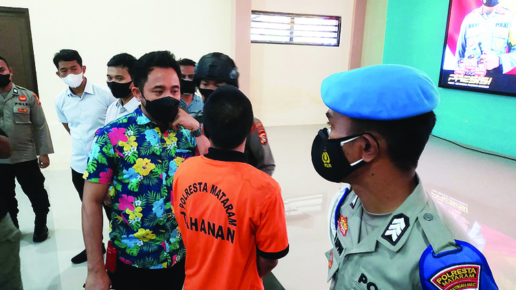 PECANDU CURI MOTOR: Kasatreskrim Polresta Mataram Kompol Kadek Adi Budi Astawa menginterogasi UA (inisial, Red) sebagai tersangka kasus pencurian sepeda motor usai jumpa pers di Mapolresta Mataram, Rabu (18/8). (Harli/Lombok Post)