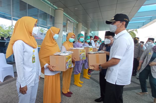 PEDULI NAKES: Wali Kota Mataram H Mohan Roliskana saat memeberikan bantuan paket sembako kepada para Nakes yang ada di RSUD Kota Mataram, kemarin (20/8). (TONI/LOMBOK POST)