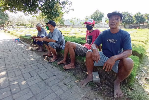 TETAP SEMANGAT: Lalu Alimuddin (paling kanan) bersama rekan-rekannya usai menggali kuburan di TPU Karang Medain, kemarin (3/8). (TONI/LOMBOK POST)