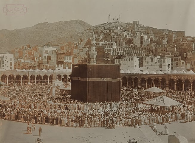 Zaman Dulu : Suasana musim haji tahun 1907. Meski sarana transportasi masih minim namun animo umat Muslim untuk berziarah ke Tanah Suci sangat tinggi.( Sumber Foto : HA Mirza &Sons/British Library via The Guardian)