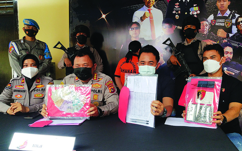 INI BUKTINYA: Kapolresta Mataram Kombes Pol Heri Wahyudi (dua dari kiri) bersama jajarannya menunjukkan barang bukti milik tersangka berinisial ND (inisial, Red) di mapolresta setempat, Kamis (5/8). (Harli/Lombok Post)