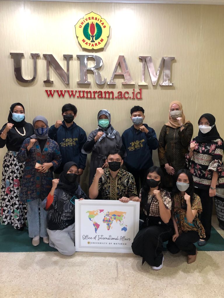 LEPAS BEASISWA: Perwakilan Unram melepas alumni yang mendapat beasis Polandia dan IPB di Rektorat Unram, akhir Agustus 2021.