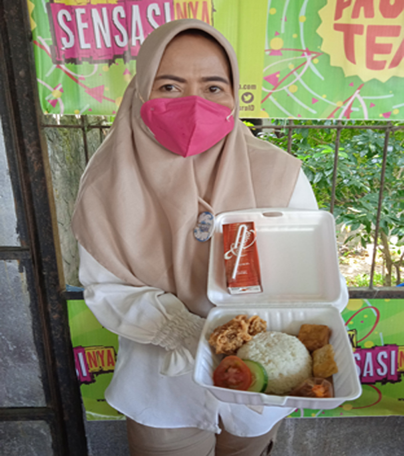 BIKIN KETAGIHAN: Baiq Agustina Widyawati menunjukkan menu ayam geprek buatannya, Minggu (29/8). Gerainya berlokasi di depan Nirwana Waterpark dengan harga murah meriah.