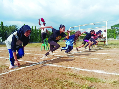 START: Pelari putri saat start saat mengikuti pencairan bakat digelar PASI di lintasan atletik Lapangan Manggemaci, Kota Bima, Selasa (14/6).