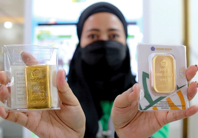 BUTUH TEMPAT MENYIMPAN: Logam mulia dengan bobot 100 gram dan 250 gram. (Salman Toyibi/Jawa Pos)