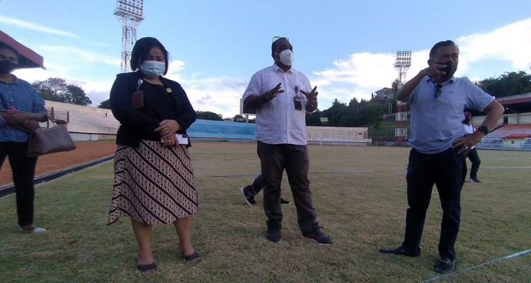 Tim Pansus PON dan Peparnas Papua saat meninjau Stadion Mandala, Jayapura. (Erik/Cepos)