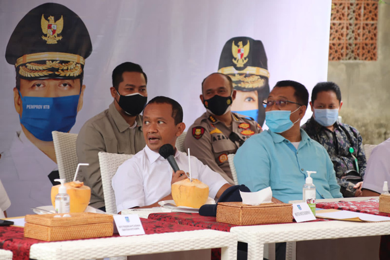 PUTUS KONTRAK: Menteri Investasi/Kepala BKPM Bahlil Lahadalia (kiri) bersama Gubernur NTB H Zulkieflimansyah (kanan) berdialog bersama masyarakat Gili Trawangan, Sabtu (11/9/2021). (Dinas Kominfotik NTB for Lombok Post)