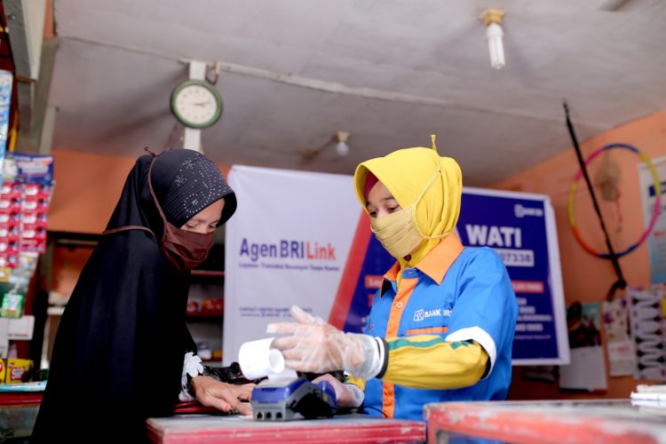 Ilustrasi tenaga lapangan BRI melayani nasabah untuk melakukan transaksi keuangan (BRI for JawaPos.com)