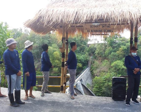 PINTU MASUK: Sejumlah wisatawan berdiri di pintu masuk menuju destinasi wisata Bendung Sejerok di Kampung Batu Apit, Kelurahan Gerunung, Praya, Loteng, Senin (30/8).( DEDI/LOMBOK POST)