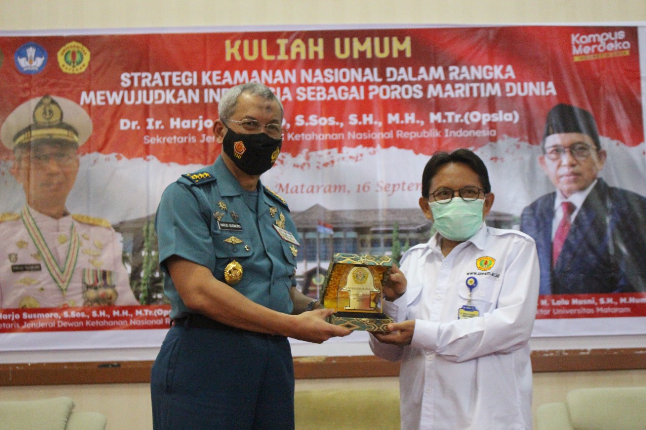 KENANG-KENANGAN: Rektor Unram Prof H Lalu Husni (kanan) menyerahkan kenang-kenangan ke Sesjen Watannas Laksdya TNI Harjo Susmoro usai kuliah umum di Unram, Kamis (16/9). (Unram for Lombok Post)