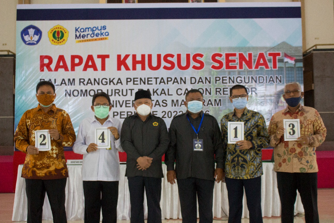 PENGUNDIAN NOMOR URUT: Para calon rektor Unram nomor urut yang diperoleh, di Gedung Auditorium M Yusuf Abubakar,  (27/9).