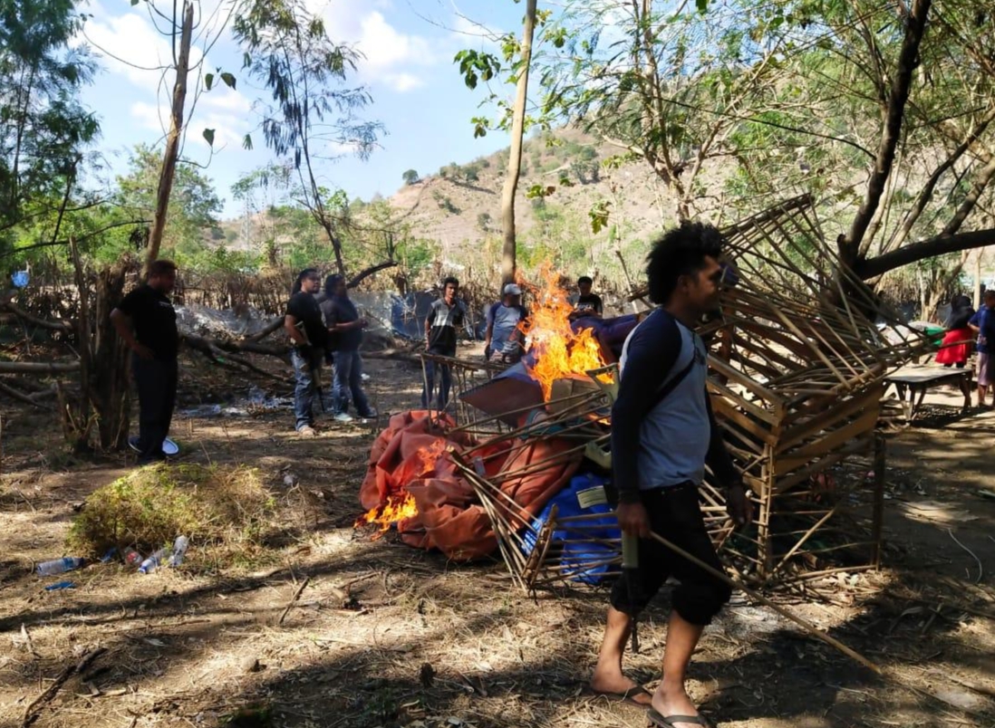 BAKAR: Tim Puma Satreskrim Polres Bima Kota membakar gelangga judi sabu ayam di sekitar Terminal Sape, Kabupaten Bima, Kamis (2/9/2021).