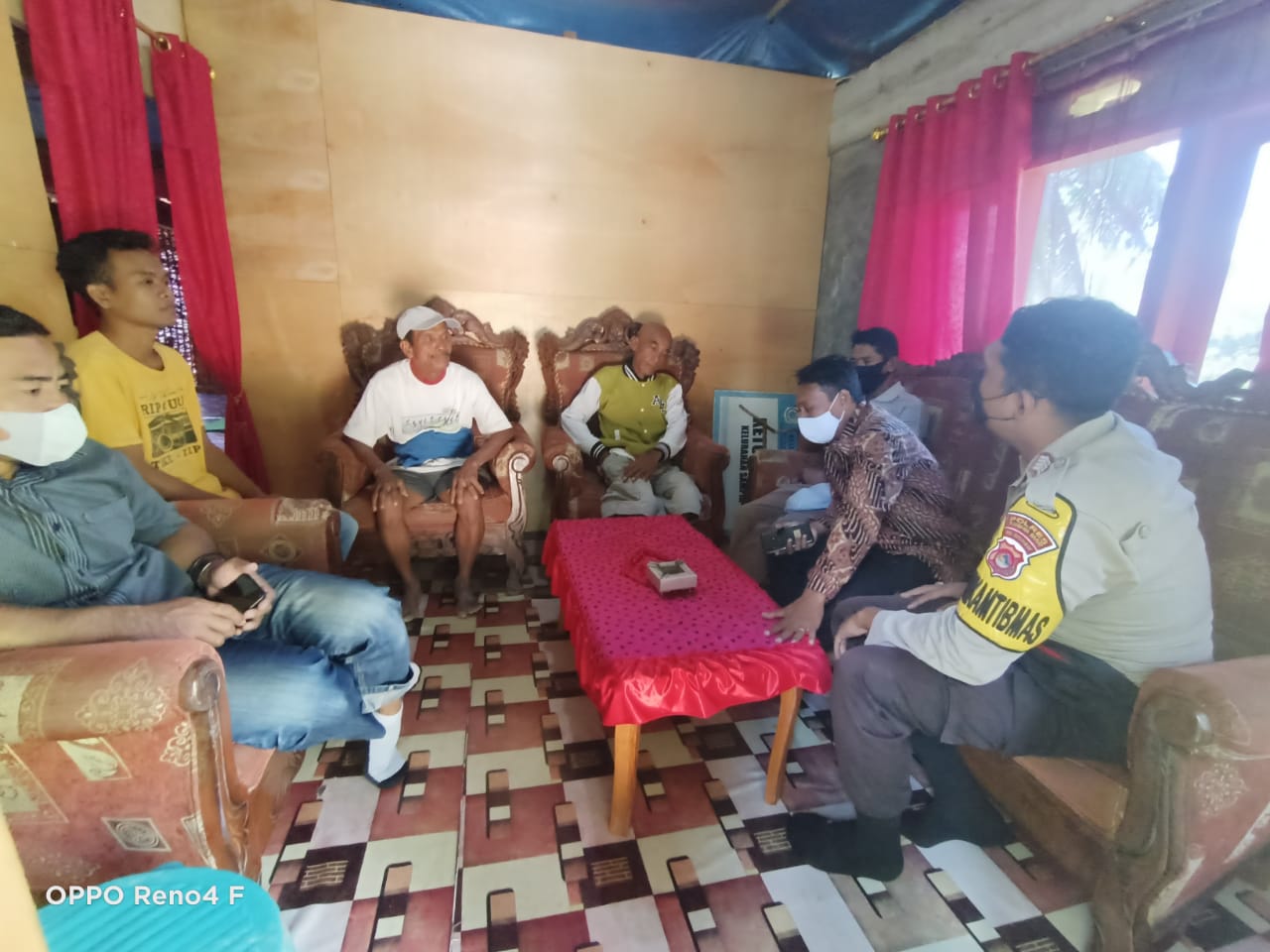 MEDIASI: Warga inisial IH dan B saat dimediasi di rumah RT di Kelurahan Sampir, Kecamatan Taliwang, Kabupaten Sumbawa Barat.
