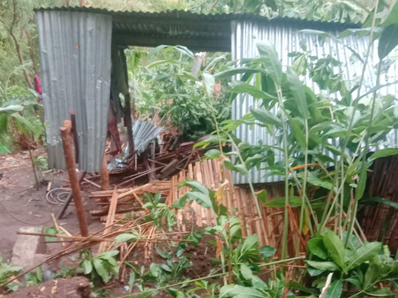 HANCUR: Gubuk yang tertimpa longsoran batu di Setangi Gunung, Desa Malaka, Kecamatan Pemenang, Lombok Utara, Senin (6/9). (Istimewa)