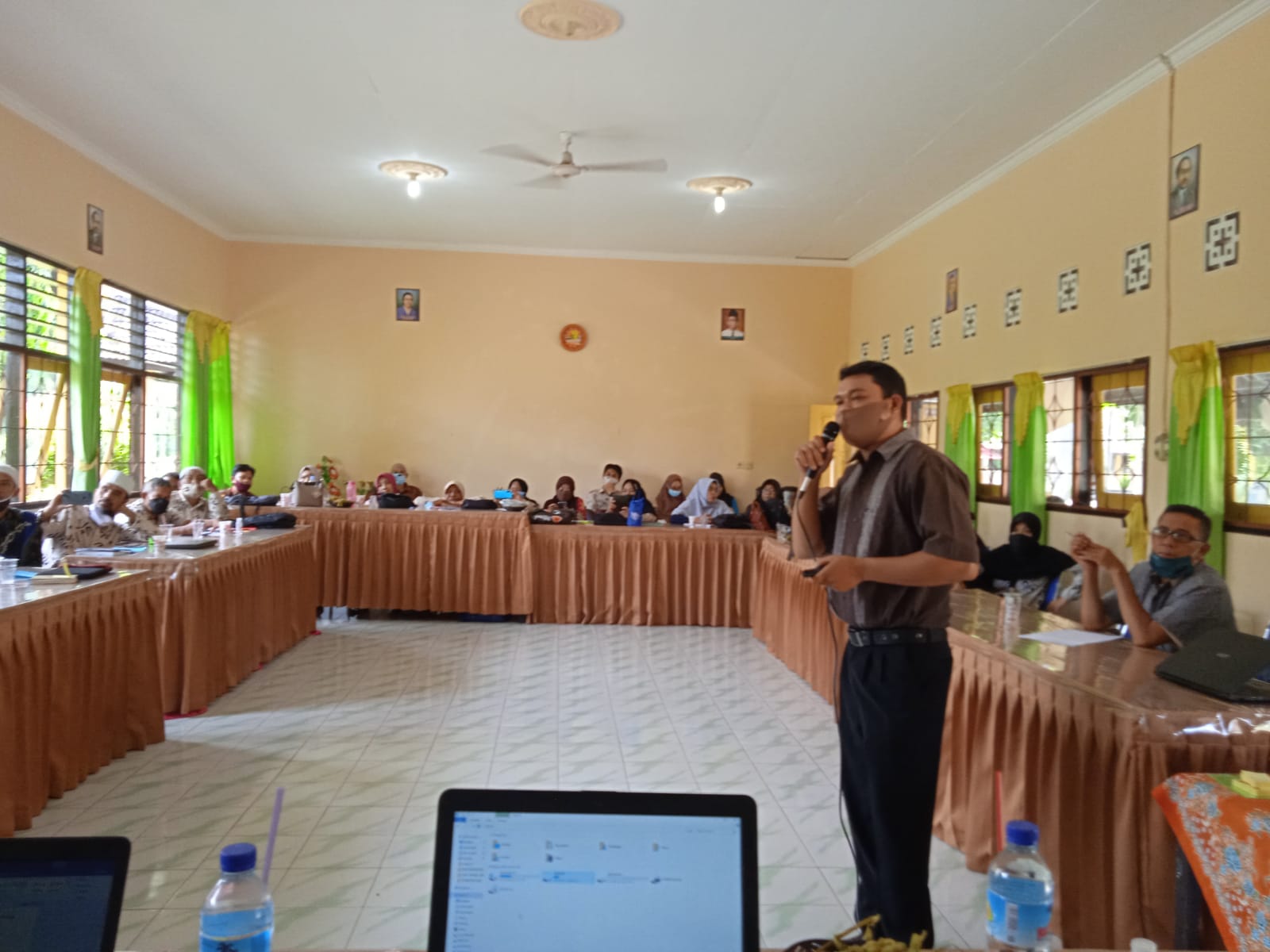 PENGEMBANGAN DIRI: Suasana workshop peningkatan kompetensi guru melalui komunitas praktisi guru penggerak, di Aula SMAN 1 Lembar, Sabtu (11/9).