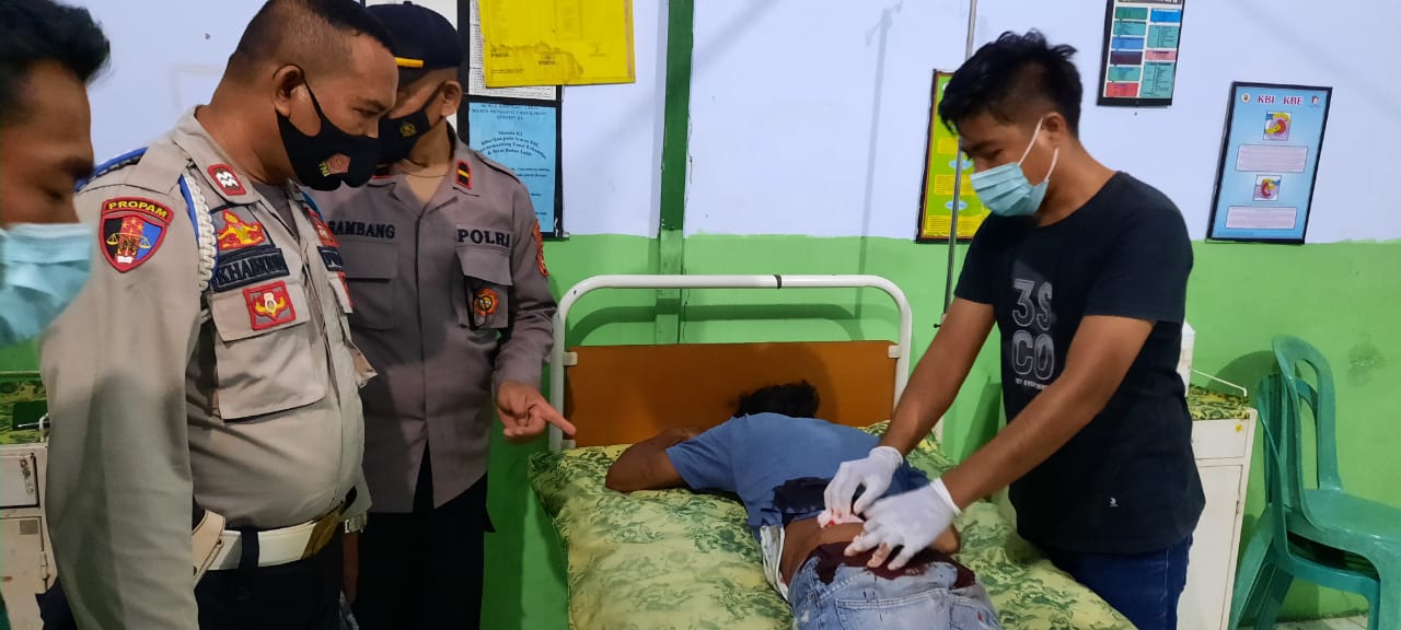 DIRAWAT: Hendri yang mengalami luka di bagian pantatnya dirawat di Puskesmas Sape, Selasa (14/9/2021).