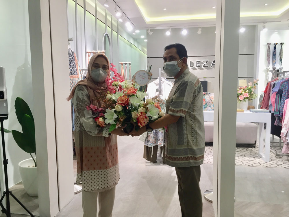 GRAND OPENING: Nitta Hariyati, owner Aleza Store Lombok menerima karangan bunga sebagai simbolis grand opening tenant oleh GM LEM Salim Abdad (10/9).