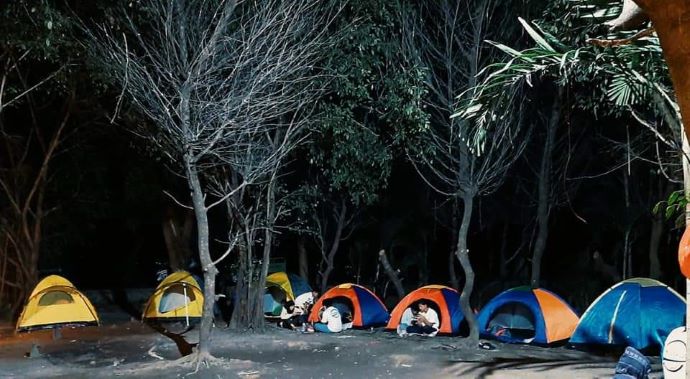 DESTINASI WISATA BARU: Sejumlah anak muda  berkemah di RTH Pagutan, Kota Mataram, belum lama ini. Pokdarwis menyiapkan fasilitas bagi pengunjung yang akan berkemah.( IST/LOMBOK POST)