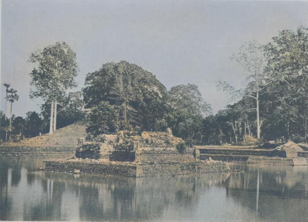 Potret reruntuhan  pura dan kolam di Taman peristirahatan Raja di Gunung Sari yang telah diwarnai ulang. Gambar asli foto ini berwarna hitam putih dari buku Naar Lombok karya CJ Neeb terbitan tahun 1897. Reruntuhan ini kini menyisakan Pura Indra Loka  dan