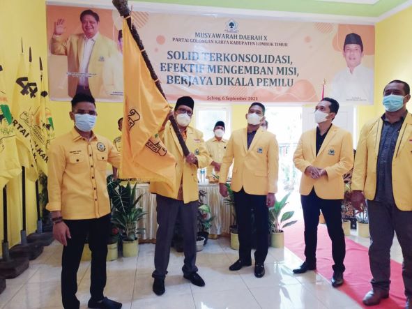 SIMBOLIK: Ketua DPD Golkar Terpilih Kabupaten Lombok Timur (Lotim) HL Hasan megibarkan bendera Golkar didampingi Sekretaris DPD Golkar Provinsi NTB HL Satriawandi, Bendahara DPD Golkar NTB H Firadz Pariska dan sejumlah pengurus lainnya kemarin (6/9). (GOL