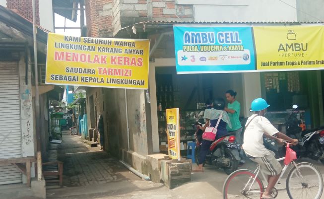 SPANDUK PENOLAKAN: Sebuah spanduk penolakan terhadap kepala lingkungan terpasang di Lingkungan Karang Anyar. (TONI/LOMBOK POST)