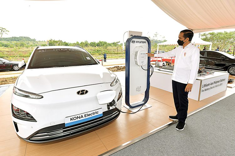 BANGGA: Jokowi mencoba mesin charger mobil listrik setelah groundbreaking pabrik baterai kendaraan listrik di Karawang, Jawa Barat, beberapa waktu lalu. (AGUS SUPARTO/SETPRES)