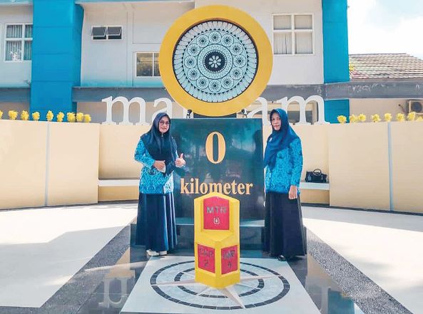 KADO HUT MATARAM: Inilah tugu nol kilometer Kota Mataram yang ada di sebrang Markas Kodim 1606 Mataram.( TONI/LOMBOK POST)