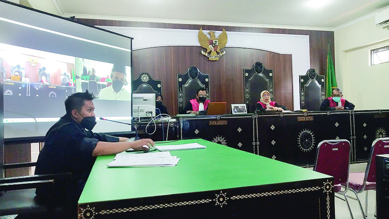 TERBUKTI BERSALAH: Terdakwa Totok mendengarkan pembacaan vonis majelis hakim secara daring di PN Mataram, Kamis (23/9).  (Harli/Lombok Post)