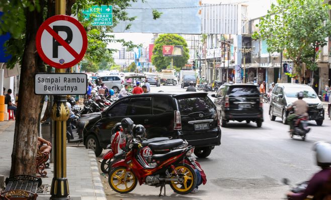 RAMBU TAK DITAATI: Kawasan Bisnis Cakranegara, Kota Mataram, dipenuhi kendaraan yang parkir di bahu jalan, belum lama ini. Hingga saat ini, pelanggaran rambu jalan di lokasi ini terus terjadi dan dianggap biasa.( IVAN/LOMBOK POST )