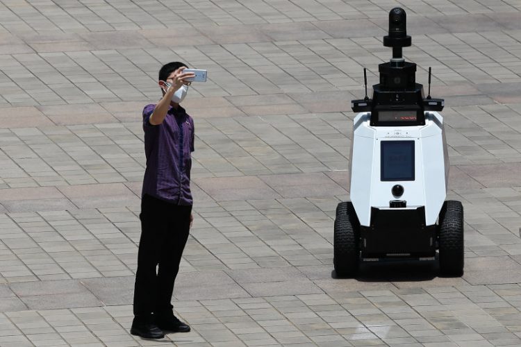 Singapura meluncurkan robot yang bertindak laiknya Satgas Covid-19 (The Sydney Morning Herald)