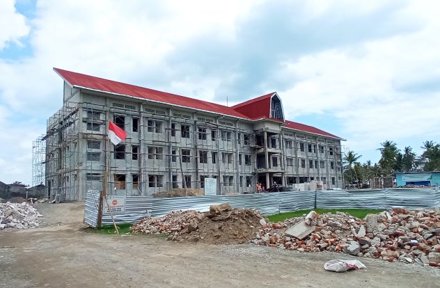 SEGERA RAMPUNG: Beginilah kondisi bangunan Rusunawa Bintaro, kemarin (28/9/21). Bangunan ini ditarget tuntas sebelum akhir tahun. (TONI/LOMBOK POST)