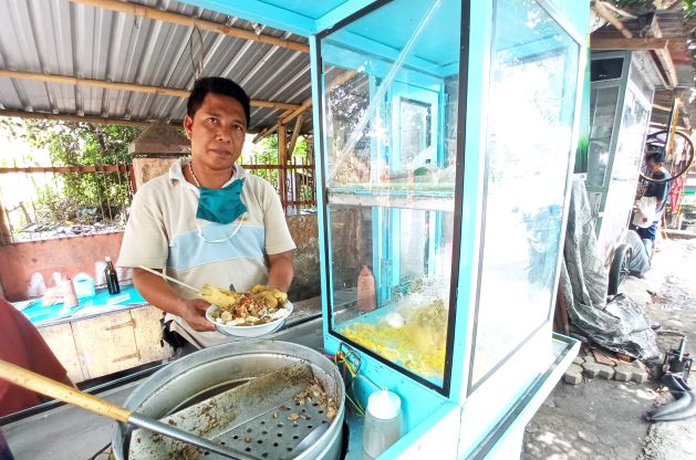 PASTI KETAGIHAN: Muhammad Ali menunjukkan Soto Sumsum yang paling banyak dicari pelanggannya. (TONI/LOMBOK POST)