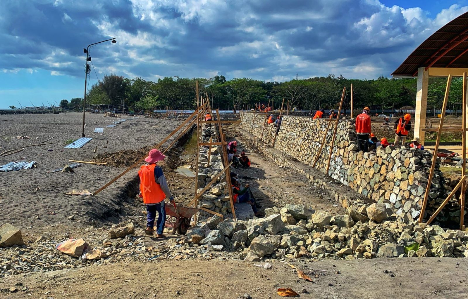 LIBATKAN PEKERJA LOKAL: Sejumlah pekerja membuat tanggul pada revitalisasi TLB, Kota Mataram, pekan lalu. Setiap item revitalisasi pada objek wisata ini akan melibatkan pekerja lokal.( IVAN/ LOMBOK POST )